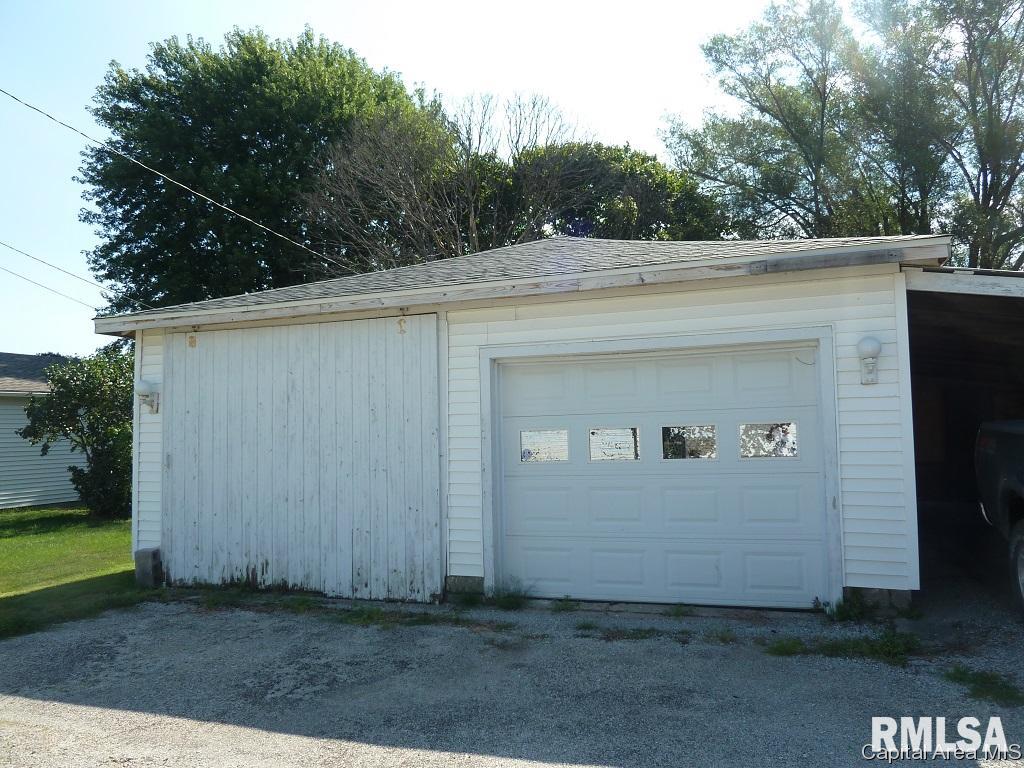325 North Locust Street Assumption, IL 62510 - Photo 8 of 23