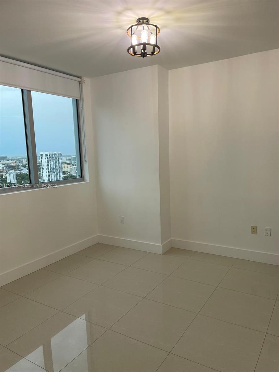 92 Southwest 3rd Street, Unit 3309 Miami, FL 33130 - Photo 5 of 7 an empty room with a window