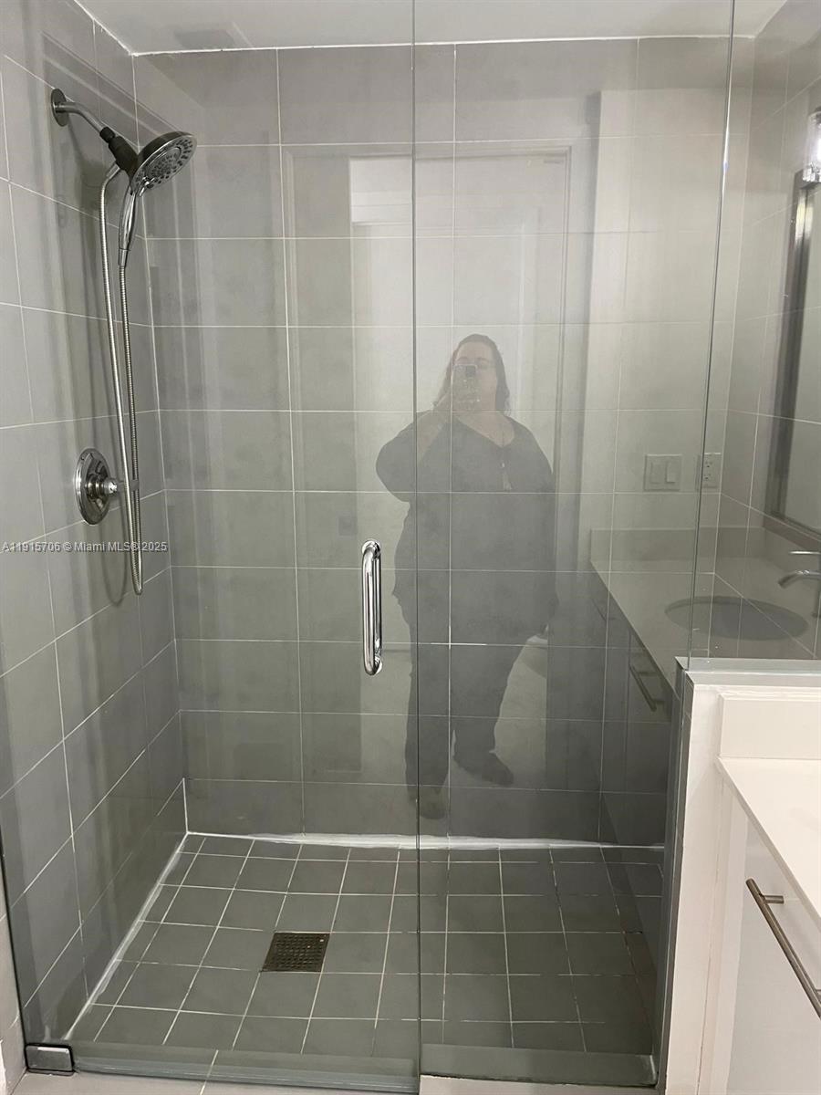 92 Southwest 3rd Street, Unit 3309 Miami, FL 33130 - Photo 7 of 7 a bathroom with a shower
