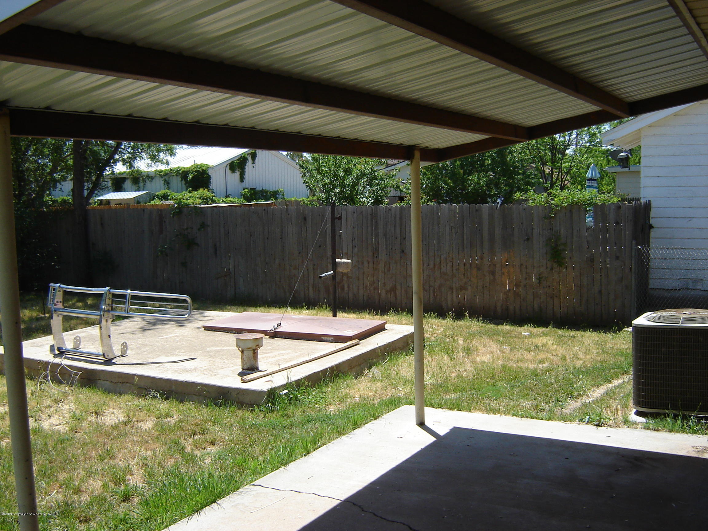 4013 Crockett Street Amarillo, TX 79110 - Photo 28 of 28 a view of a backyard with a tub