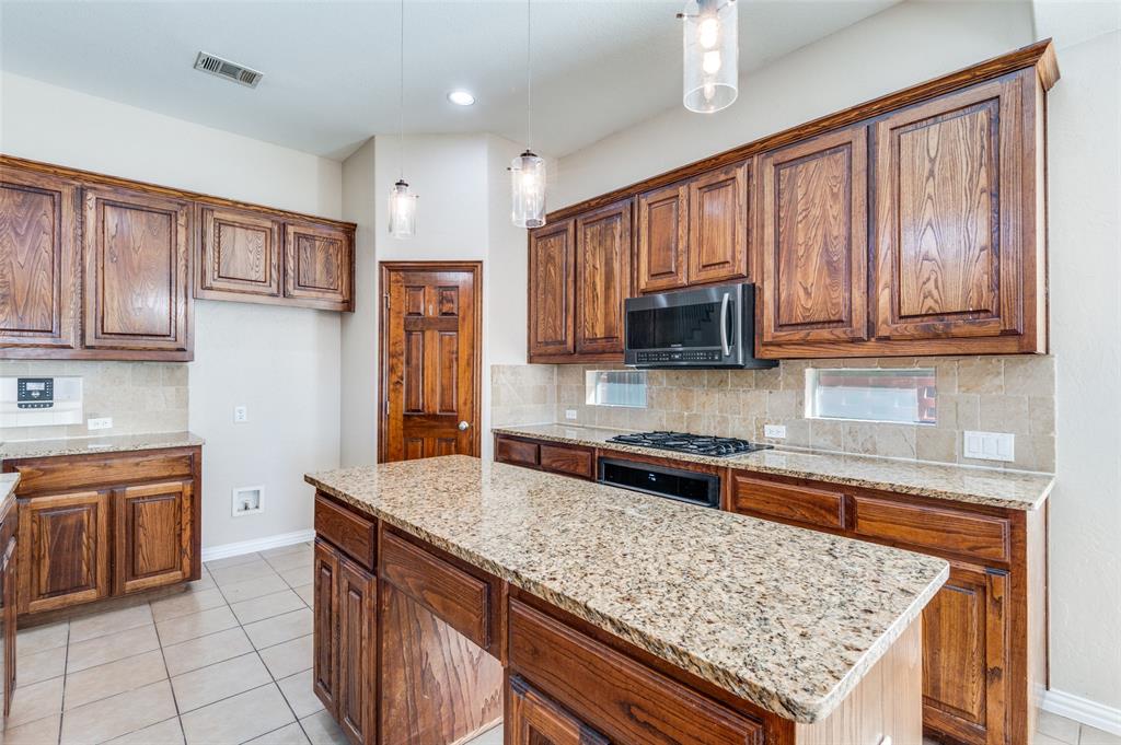 2260 Bald Eagle Way Grand Prairie, TX 75052 - Photo 8 of 24