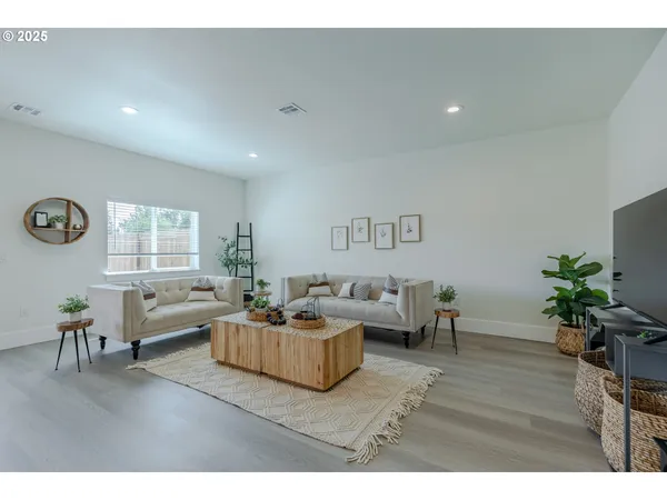 $349,900 | 729 Periander Way, Harrisburg, OR 97446