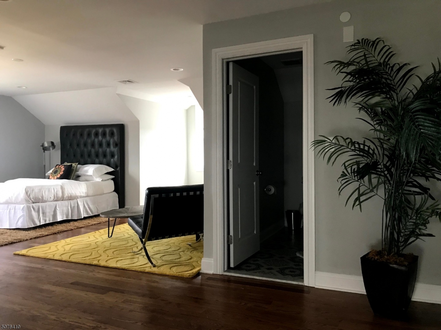 569 Springfield Avenue, Unit 5 Berkeley Heights, NJ 07922 - Photo 10 of 12 a bedroom with a bed and a potted plant