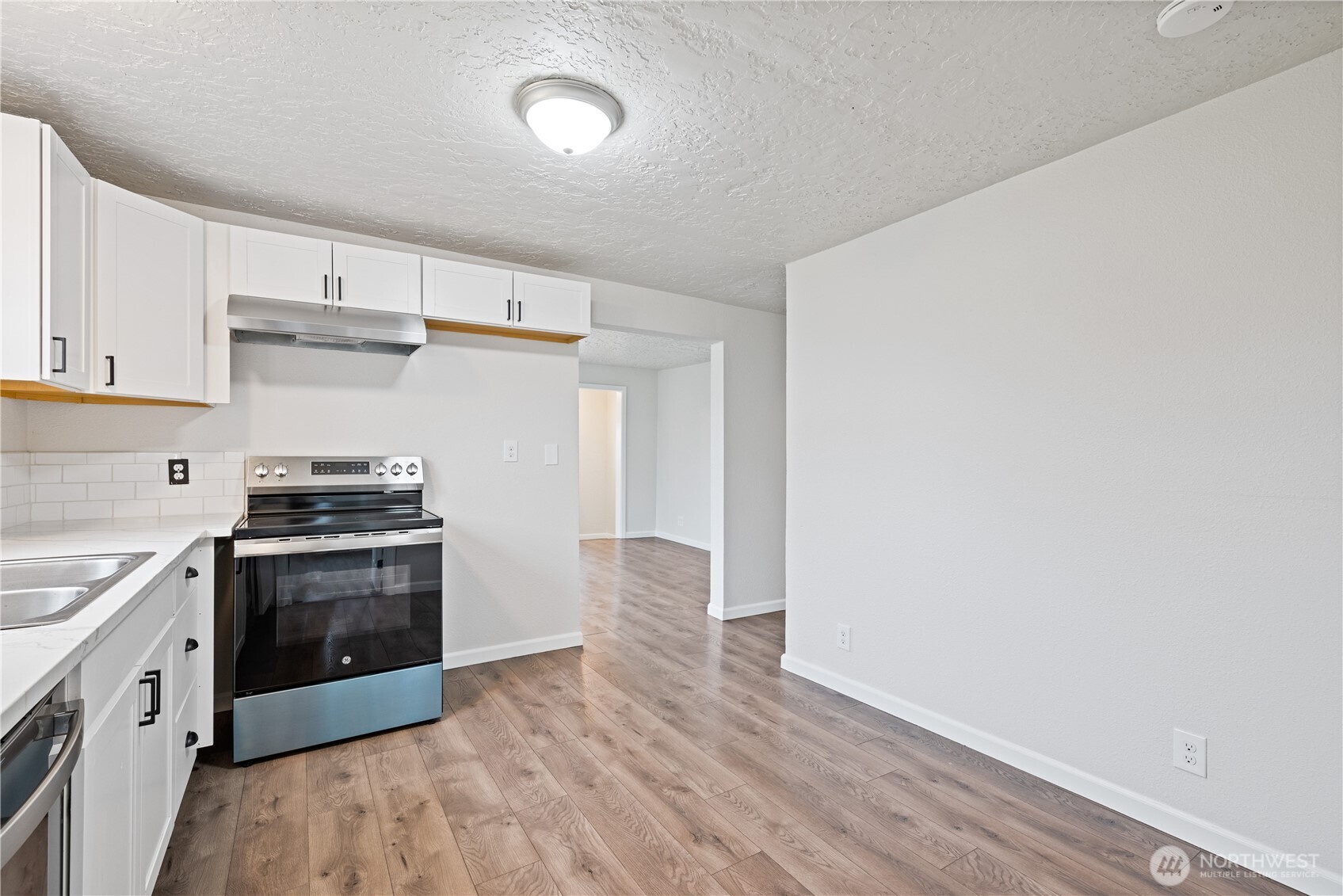 316 15th Avenue Longview, WA 98632 - Photo 12 of 30 a kitchen with a stove and a refrigerator