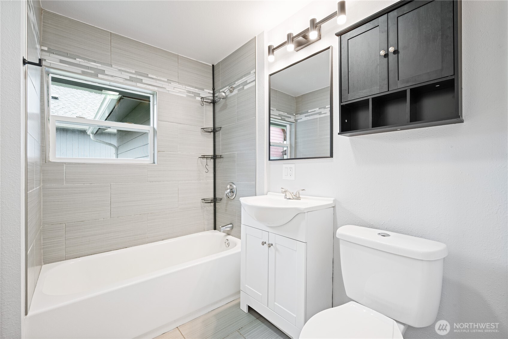316 15th Avenue Longview, WA 98632 - Photo 18 of 30 a bathroom with a toilet a sink and bathtub
