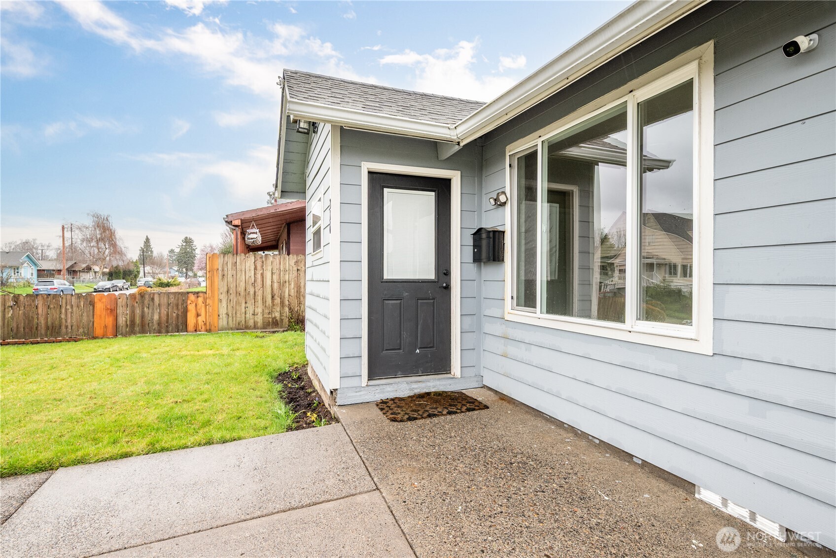 316 15th Avenue Longview, WA 98632 - Photo 5 of 30 a front view of a house with a yard