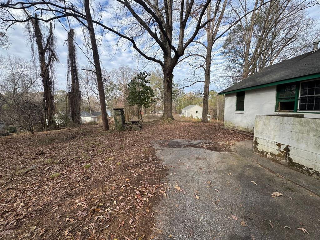 1096 3rd Street Northwest Atlanta, GA 30318 - Photo 3 of 17 a backyard of a house with lots of green space