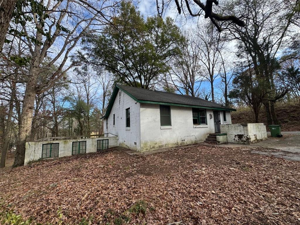 1096 3rd Street Northwest Atlanta, GA 30318 - Photo 4 of 17 a house that has a tree in front of it