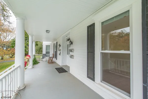 a view of entryway with livingroom