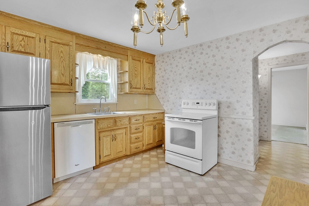 328 Hartwick Street Springfield, MA 01108 - Photo 11 of 37