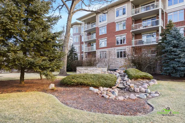 $495,000 | 425 Benjamin Drive, Unit 205, Vernon Hills, IL 60061