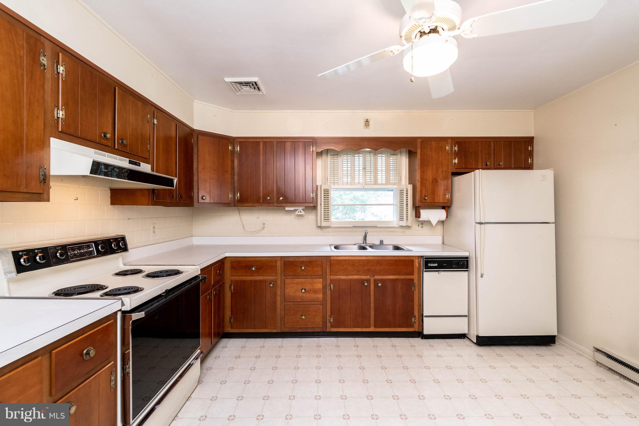 210 Gibson Road Annapolis, MD 21401 - Photo 11 of 30 Bright kitchen w/space for table