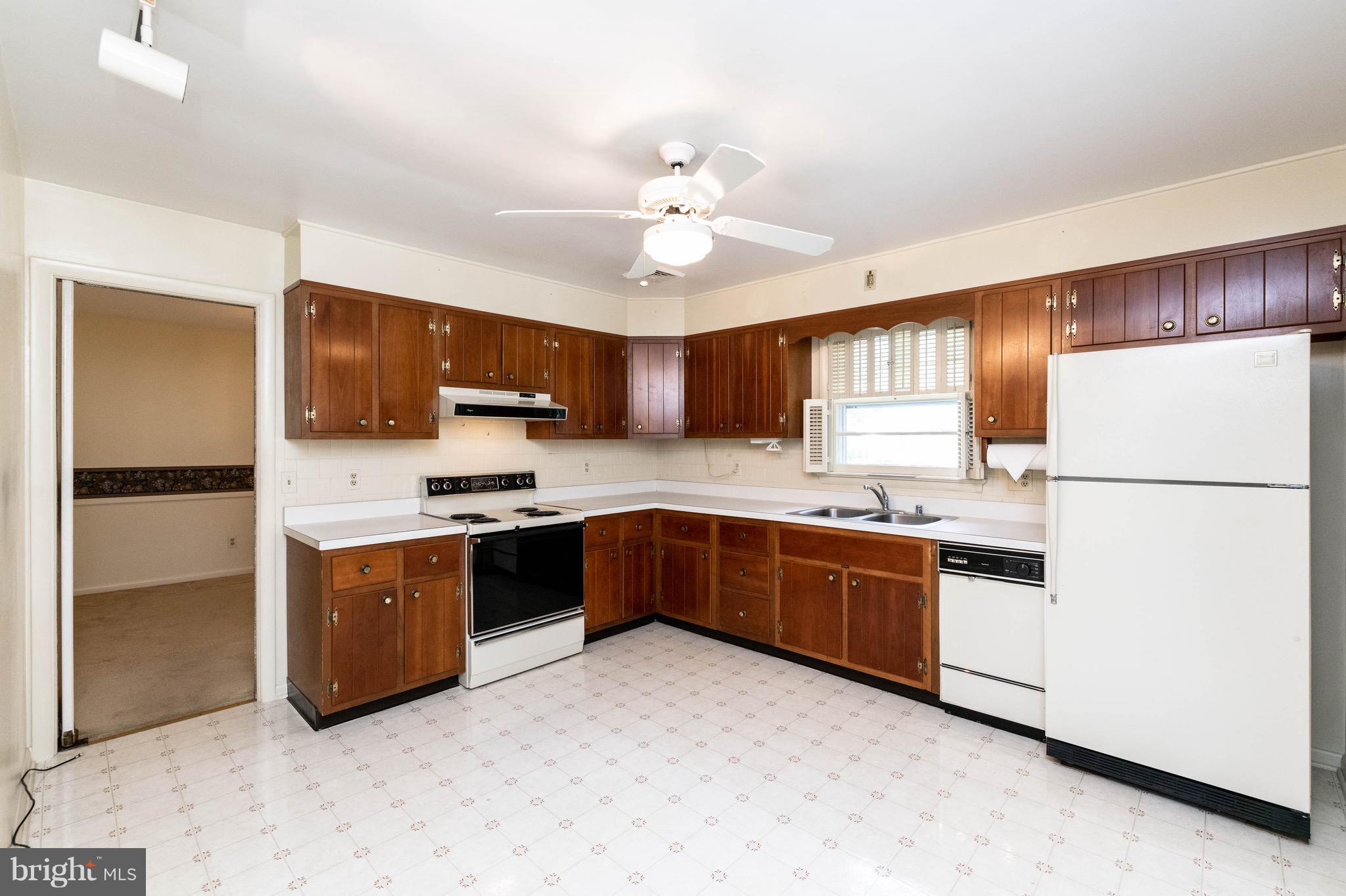 210 Gibson Road Annapolis, MD 21401 - Photo 9 of 30 Bright Kitchen w/space for breakfast table