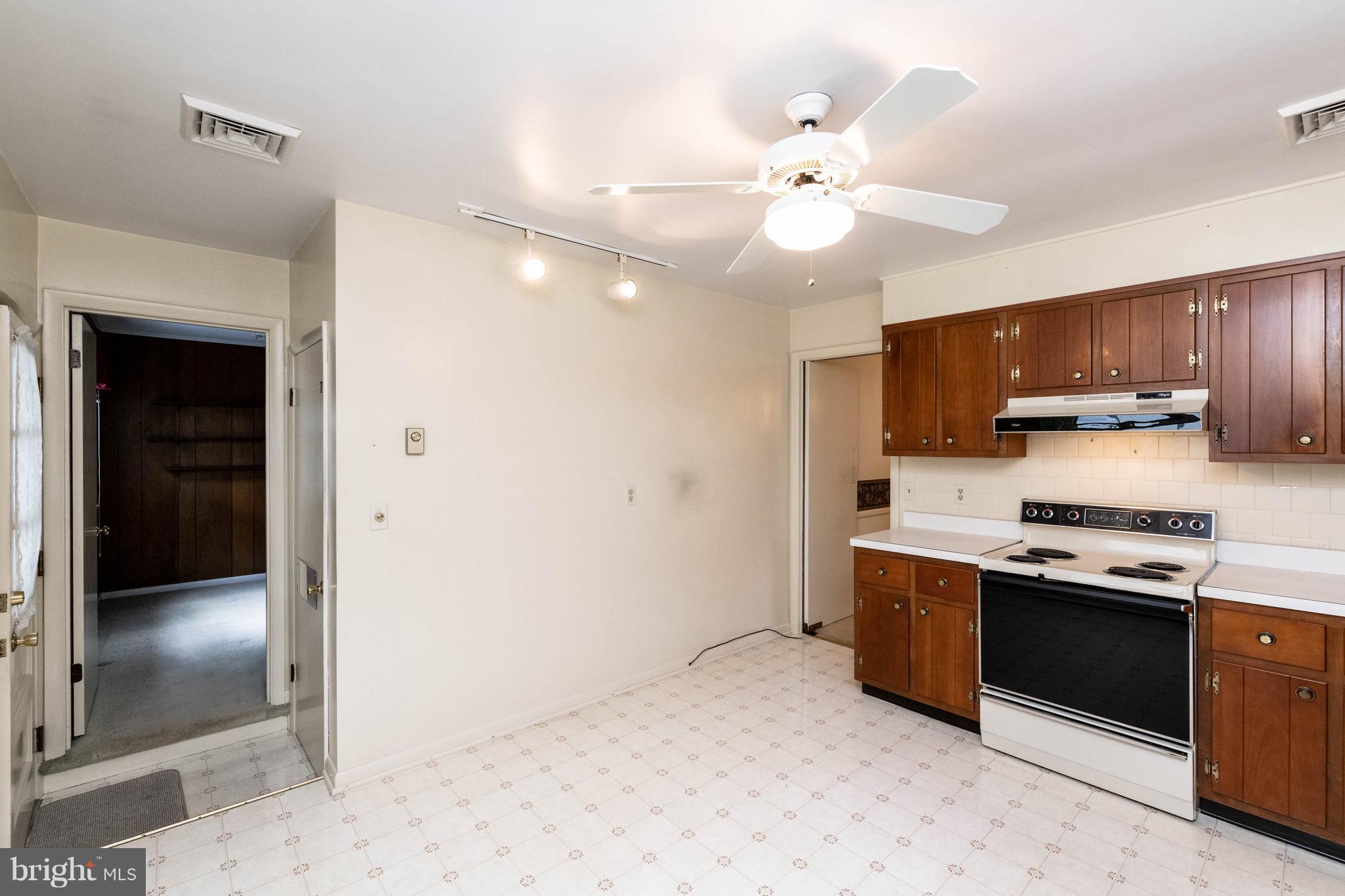 210 Gibson Road Annapolis, MD 21401 - Photo 10 of 30 Neutral paint, appliances & flooring