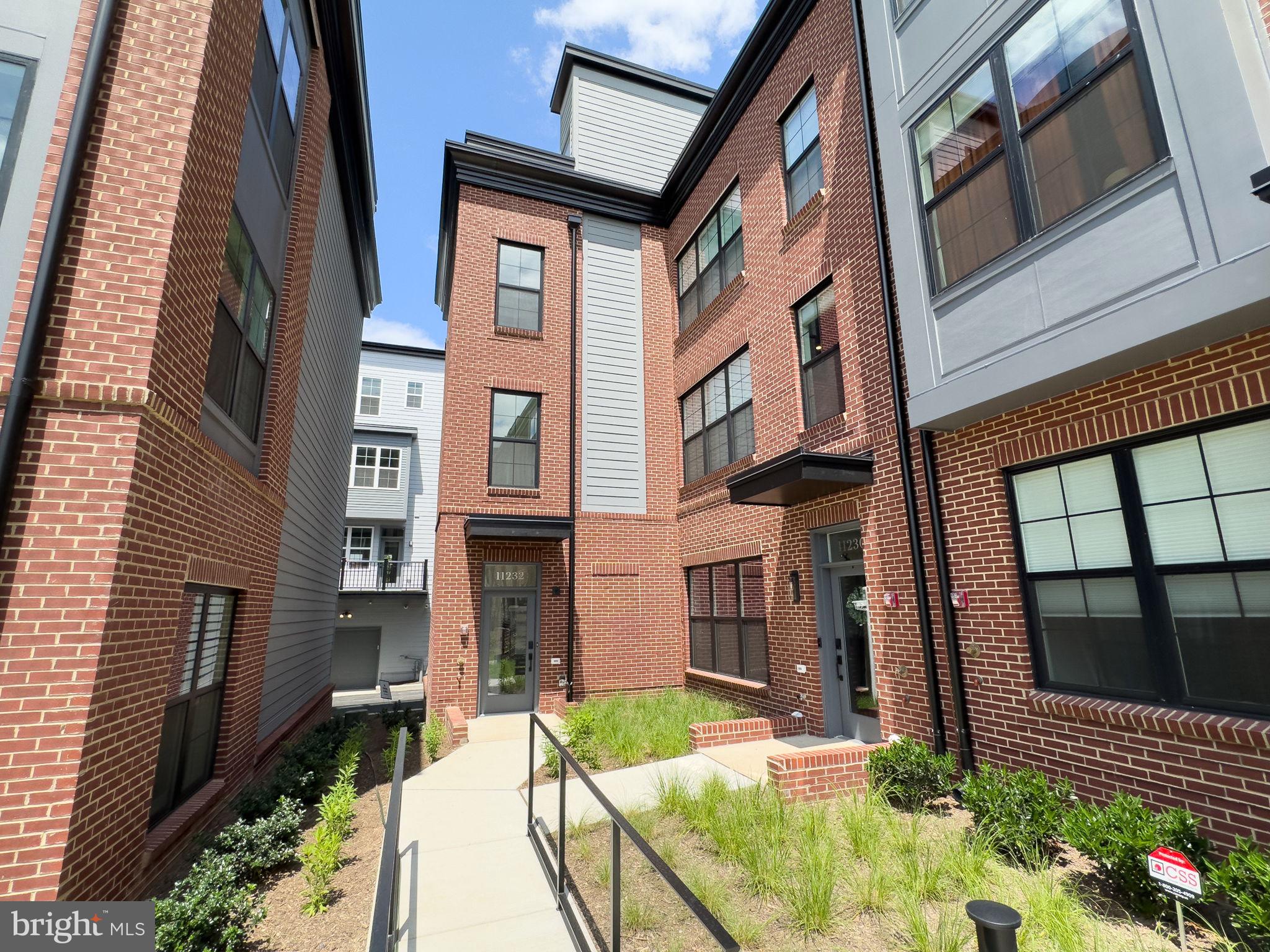 11232 Bunsen Street Reston, VA 20190 - Photo 2 of 52