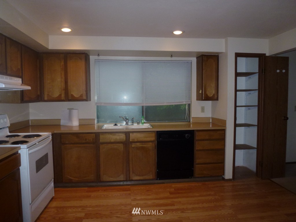 13024 Northeast 182nd Place Bothell, WA 98011 - Photo 4 of 11