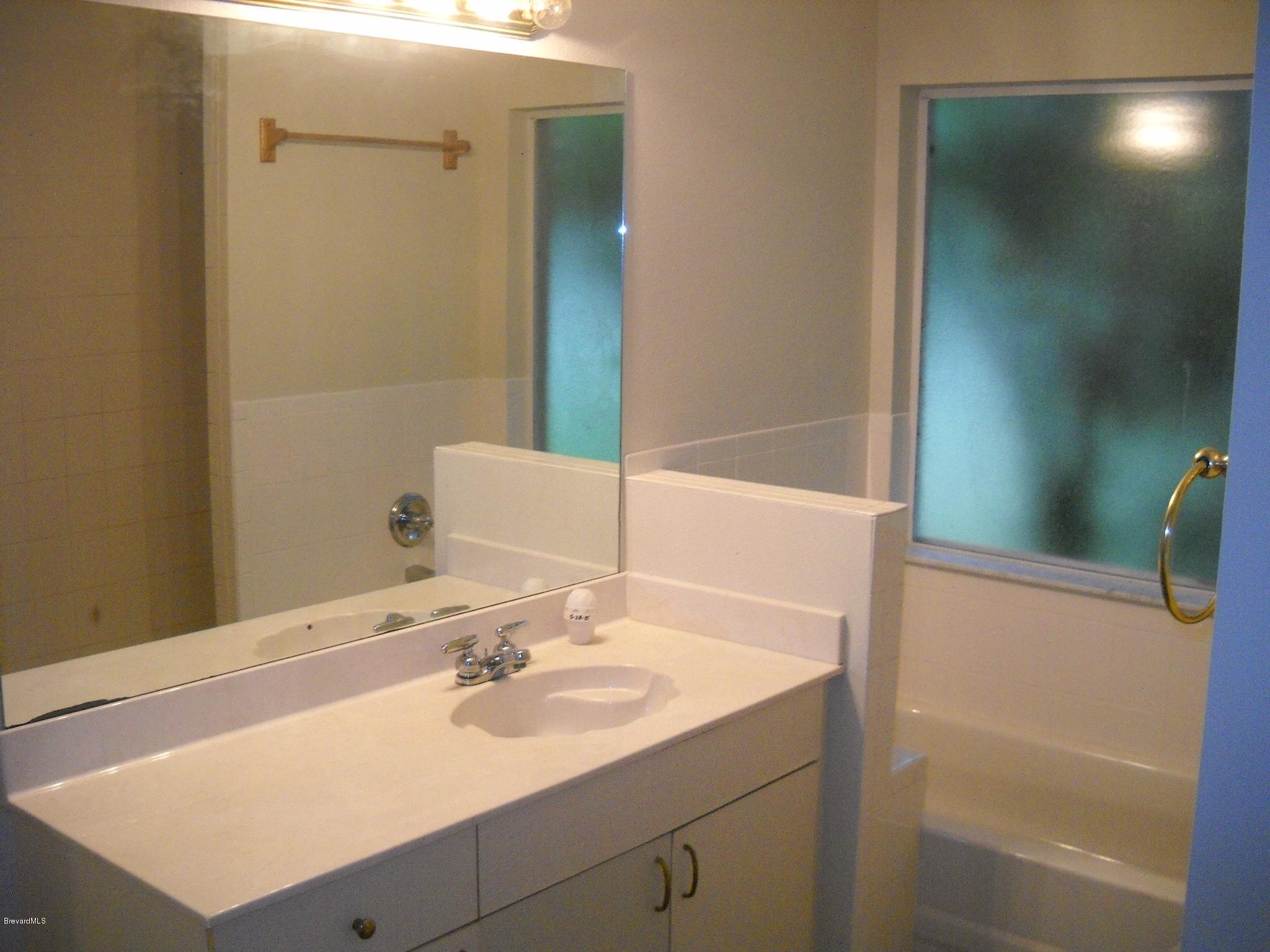 5037 Bridge Road Cocoa, FL 32927 - Photo 21 of 28 Jack n Jill full bathroom view
