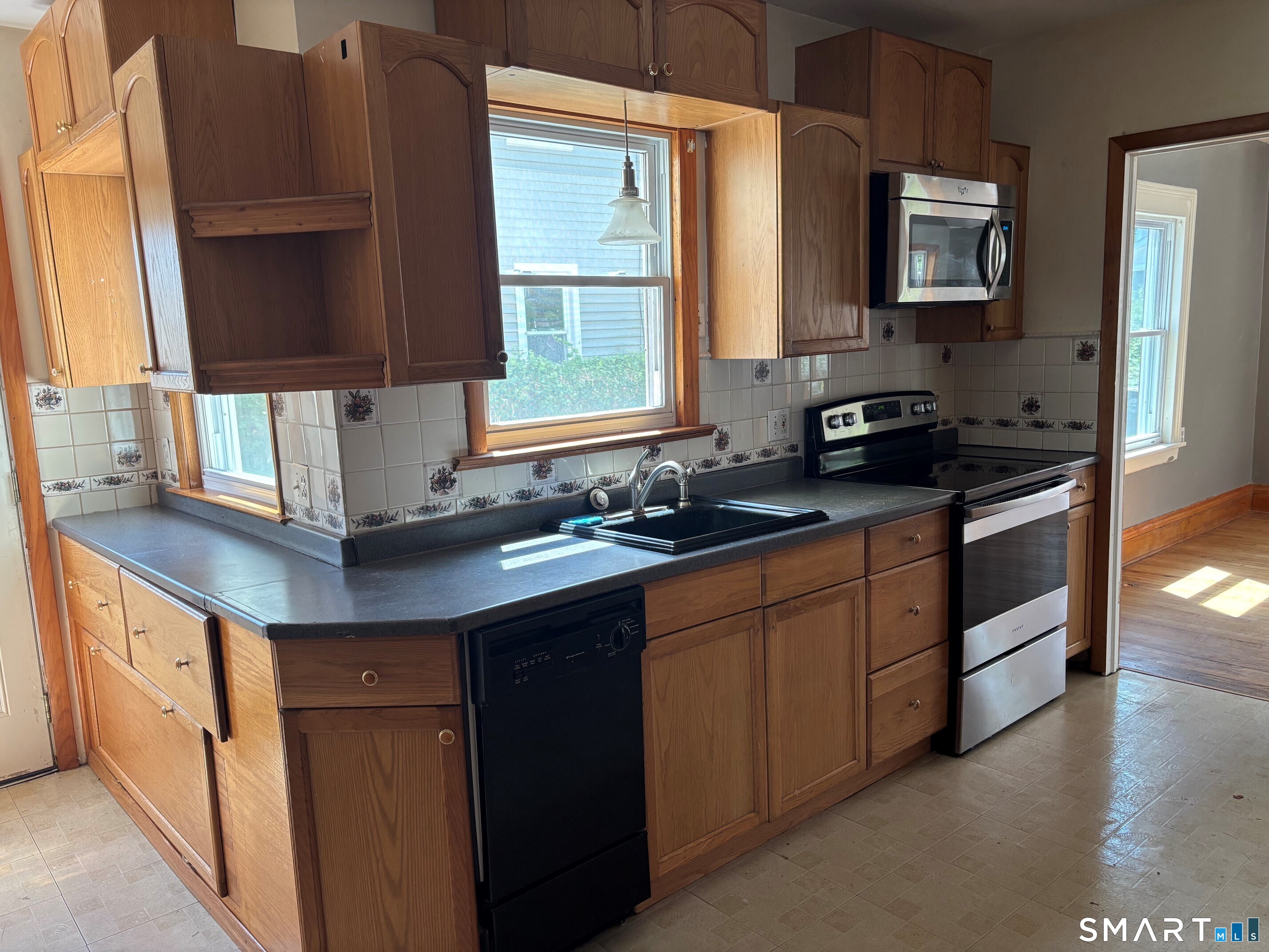 105 Welchs Point Road Milford, CT 06460 - Photo 8 of 24 Gallery Image 8