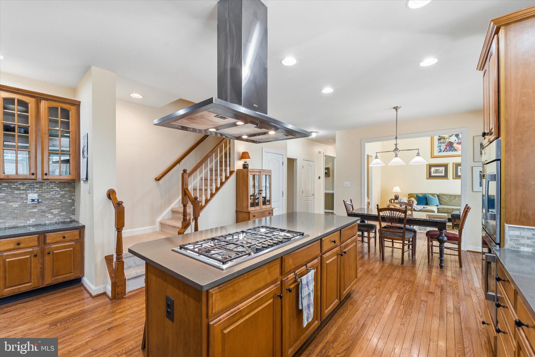 10582 Canterberry Road Fairfax Station, VA 22039 - Photo 16 of 81 Vent hood and 6 burner cooktop