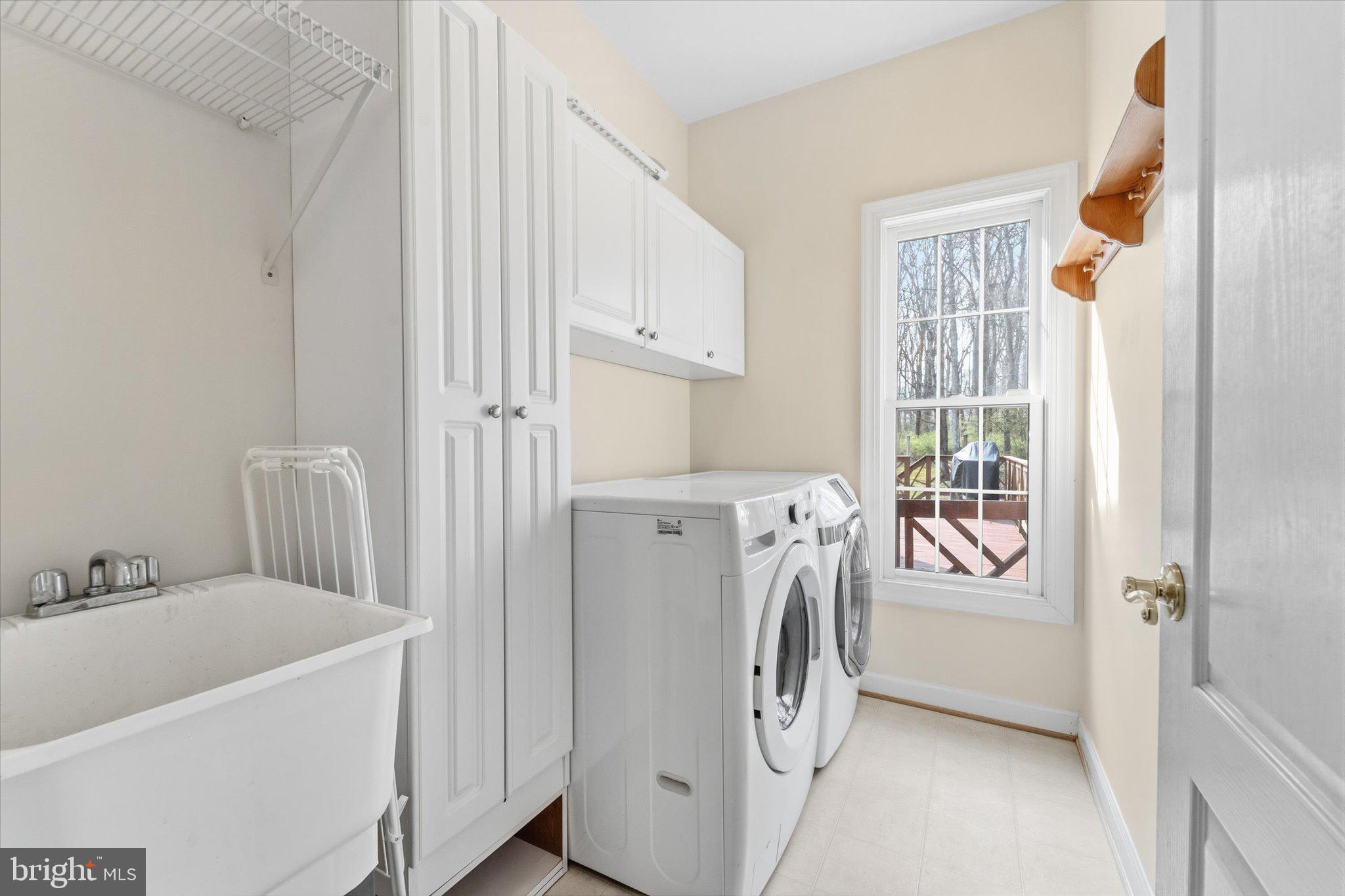 10582 Canterberry Road Fairfax Station, VA 22039 - Photo 27 of 81 Laundry is off kitchen