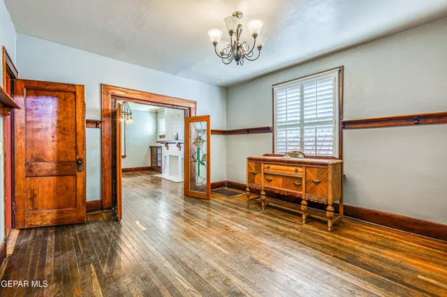 a view of a livingroom with a workspace