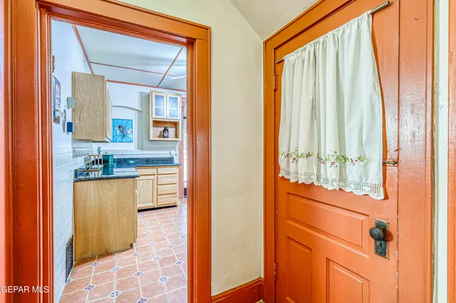 a bath tub sitting next to a white wall