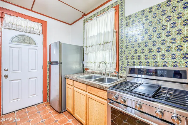 a view of yard with trees