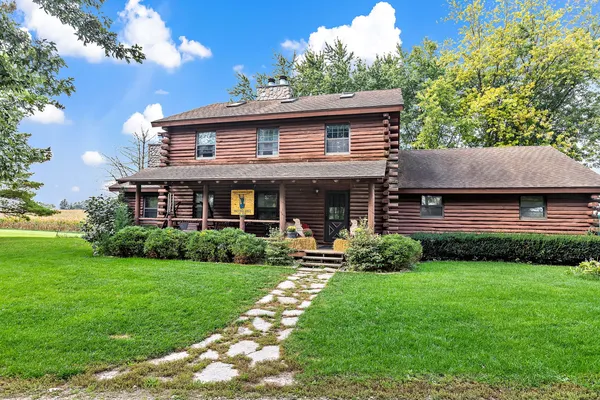 a view of front of a house with a yard