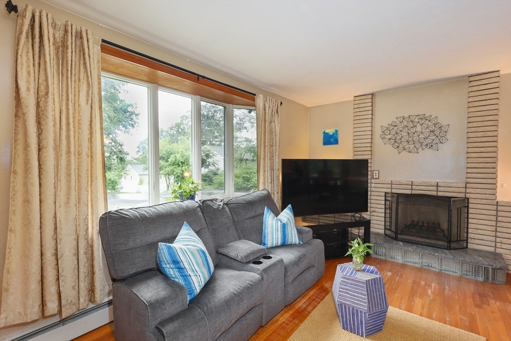 24 Aurora Street Worcester, MA 01607 - Photo 5 of 40 Gallery Image 5