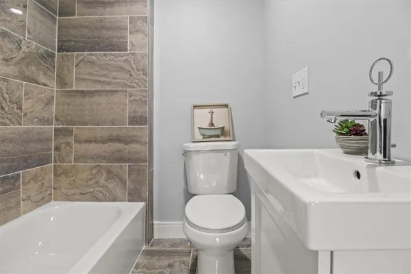 $220,000 | 2104 East 24th Terrace, Kansas City, MO 64127