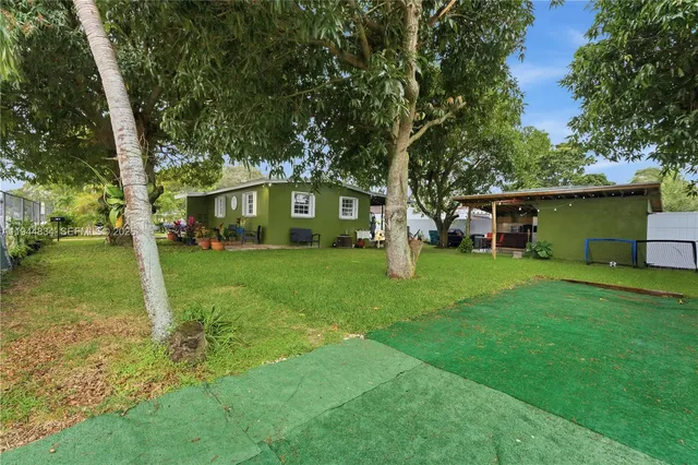 a view of house with a big yard