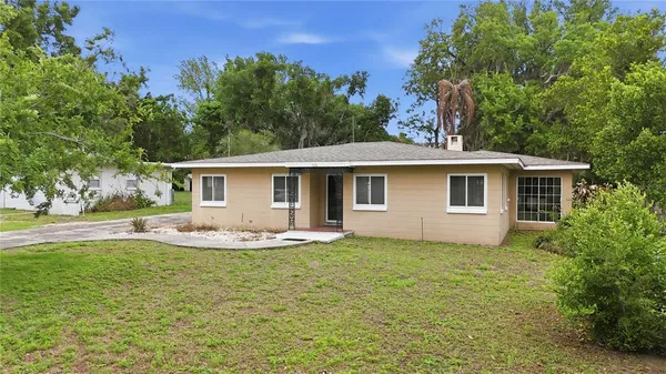 $349,900 | 126 East Magnolia Avenue, Howey-in-the-Hills, FL 34737