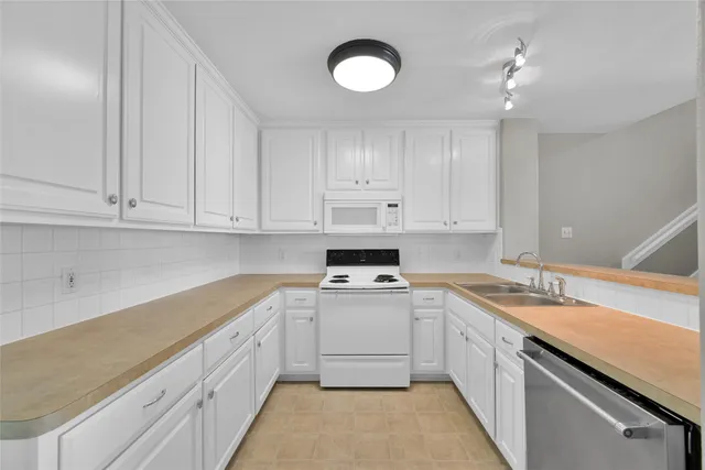 $1,395 | 187 Binnacle Court, Unit A, Willis, TX 77318