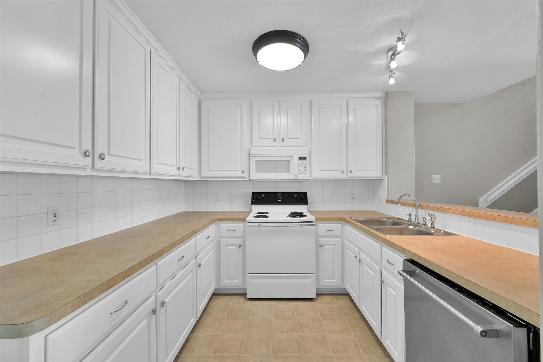 187 Binnacle Court, Unit A Willis, TX 77318 - Photo 8 of 19