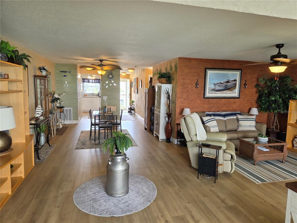 7 Dunoon Place, Unit 309 Dunedin, FL 34698 - Photo 18 of 25 a living room with furniture and a potted plant