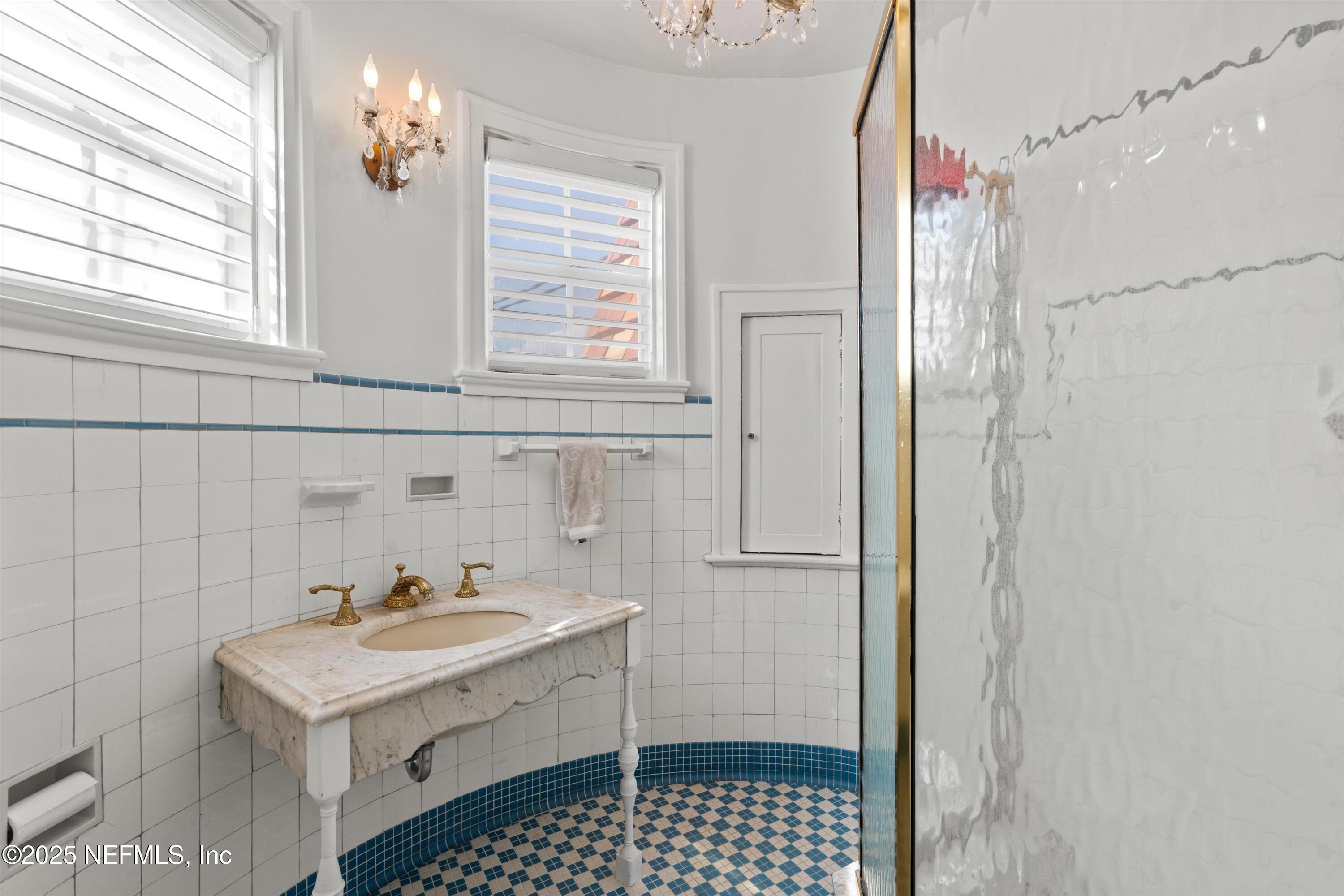 1112 Colombo Street Jacksonville, FL 32207 - Photo 23 of 47 Hall Bathroom