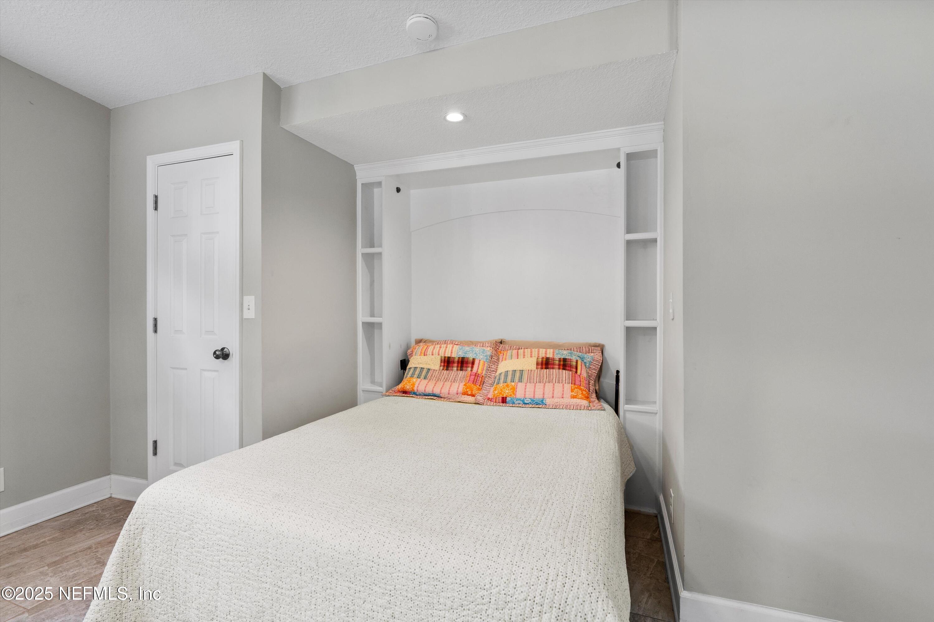 1112 Colombo Street Jacksonville, FL 32207 - Photo 34 of 47 Guest Suite Bed