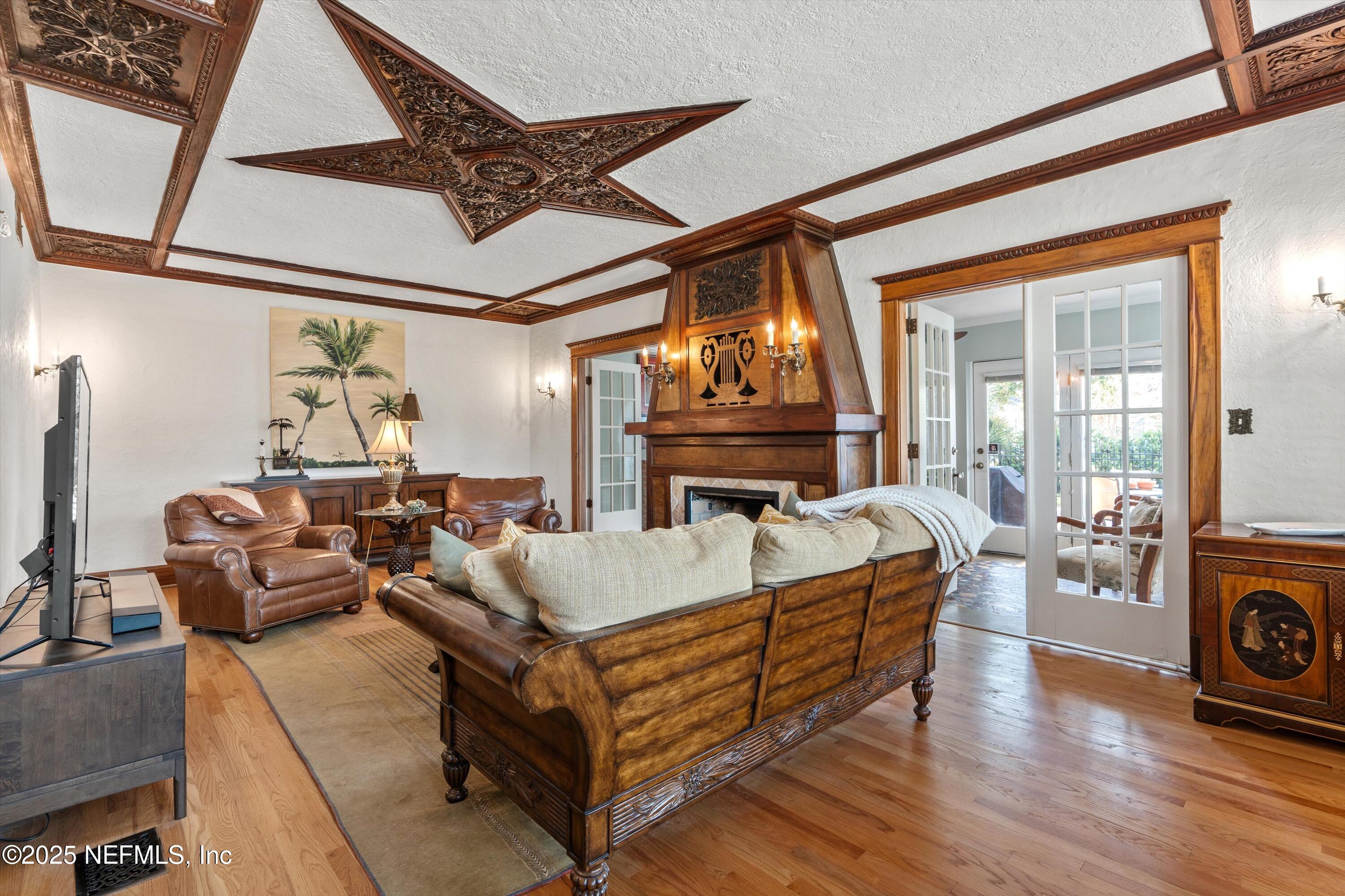 1112 Colombo Street Jacksonville, FL 32207 - Photo 5 of 47 Living Room