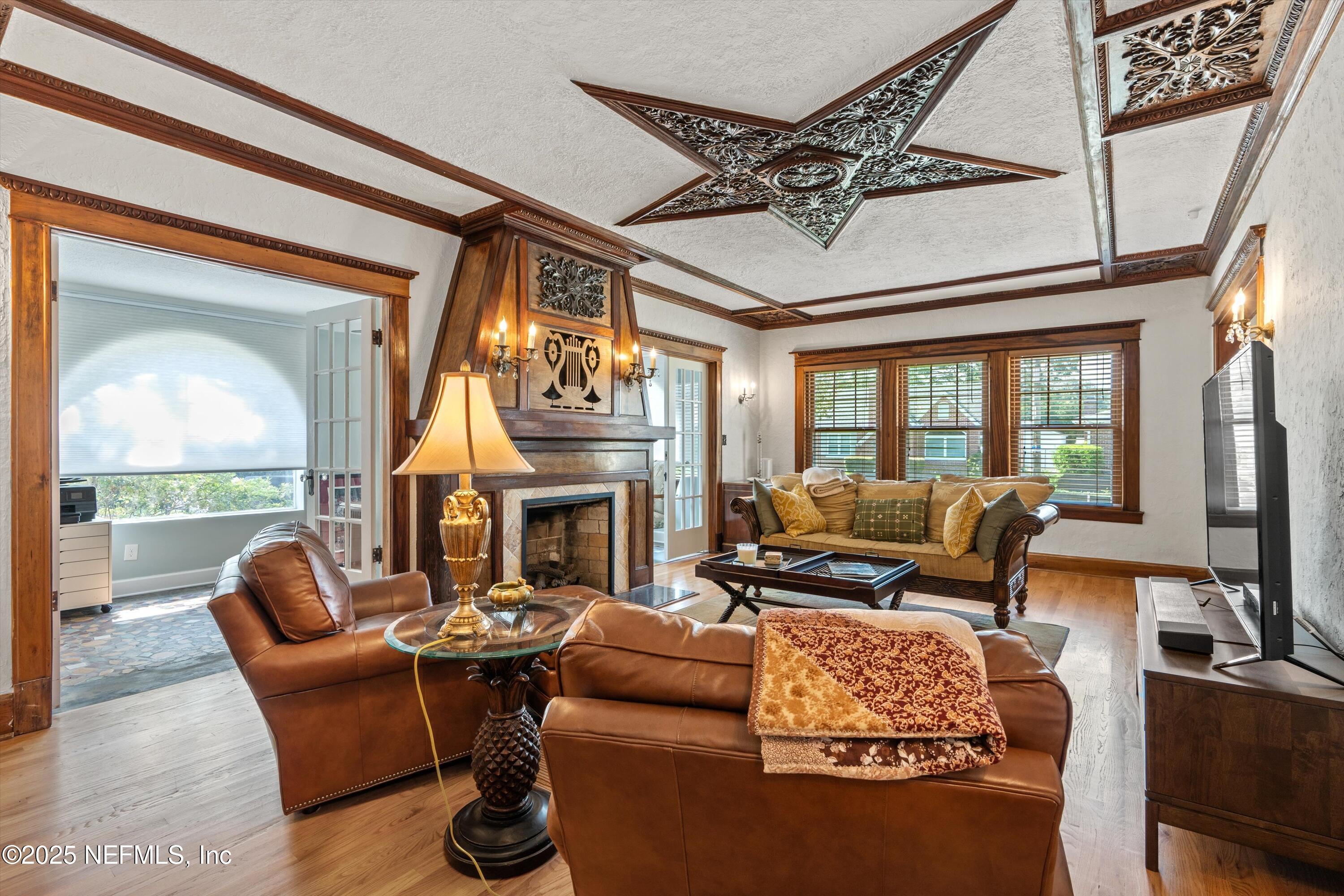 1112 Colombo Street Jacksonville, FL 32207 - Photo 6 of 47 Living Room