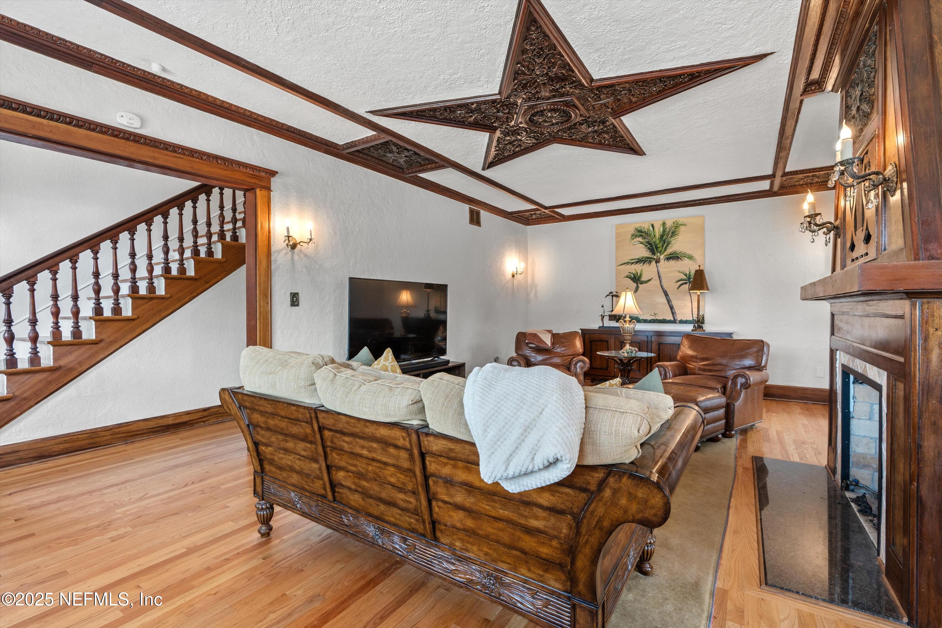 1112 Colombo Street Jacksonville, FL 32207 - Photo 7 of 47 Living Room