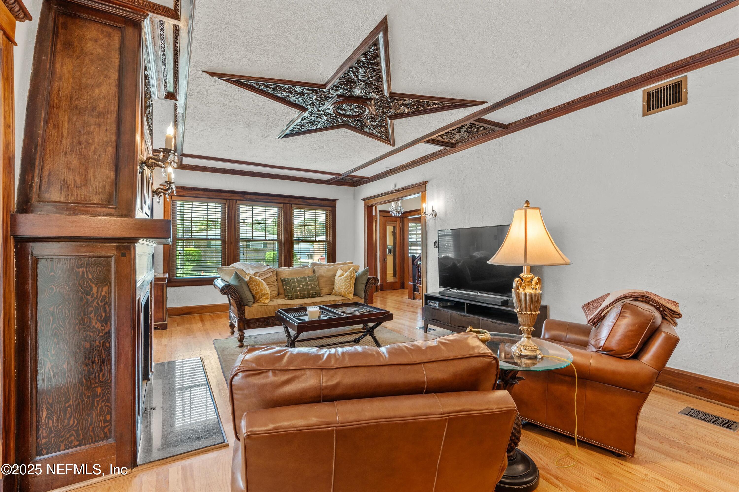 1112 Colombo Street Jacksonville, FL 32207 - Photo 8 of 47 Living Room