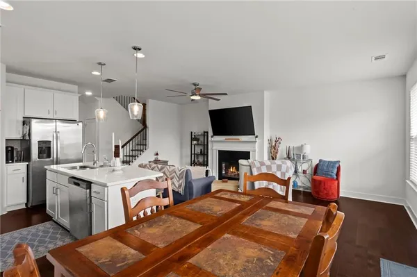 a view of a kitchen and dining room