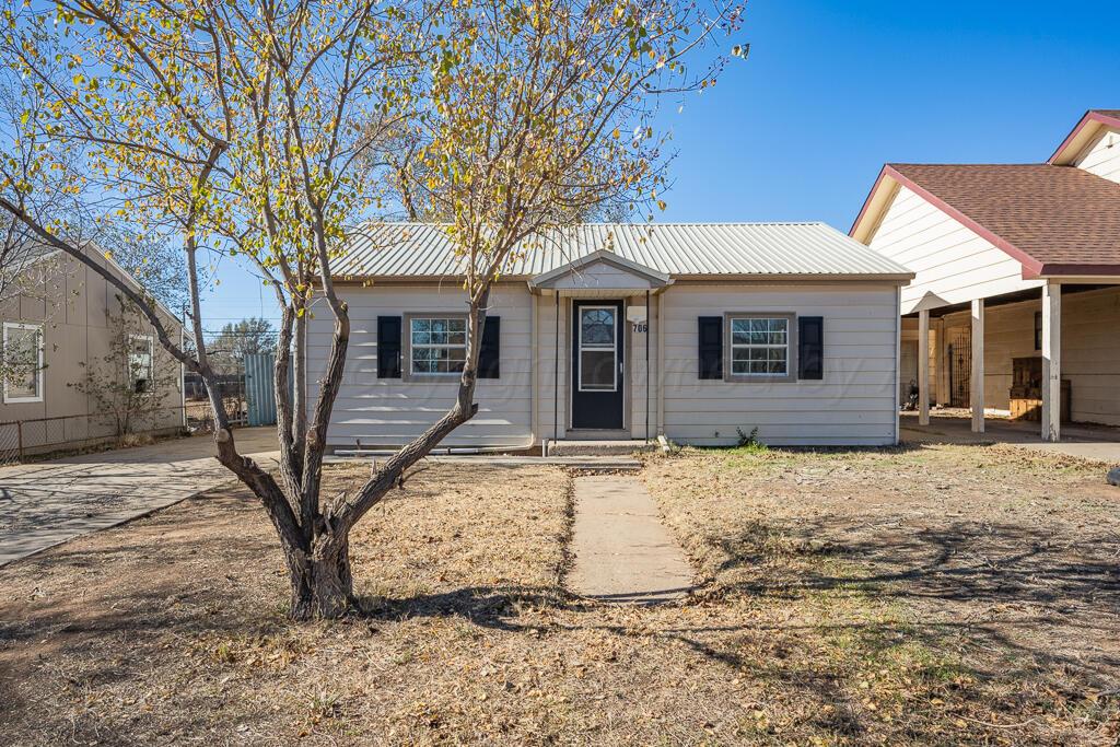 706 South Birmingham Street Amarillo, TX 79104 - Photo 4 of 20 a front view of a house with a yard