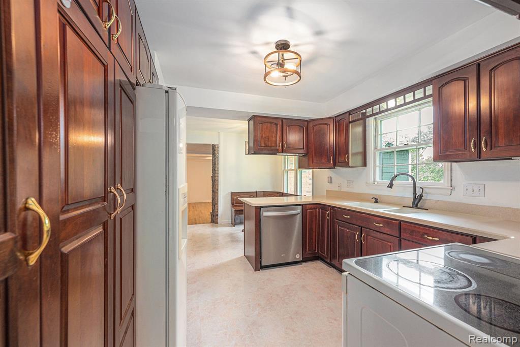 430 Willow Tree Lane Rochester Hills, MI 48306 - Photo 13 of 33
