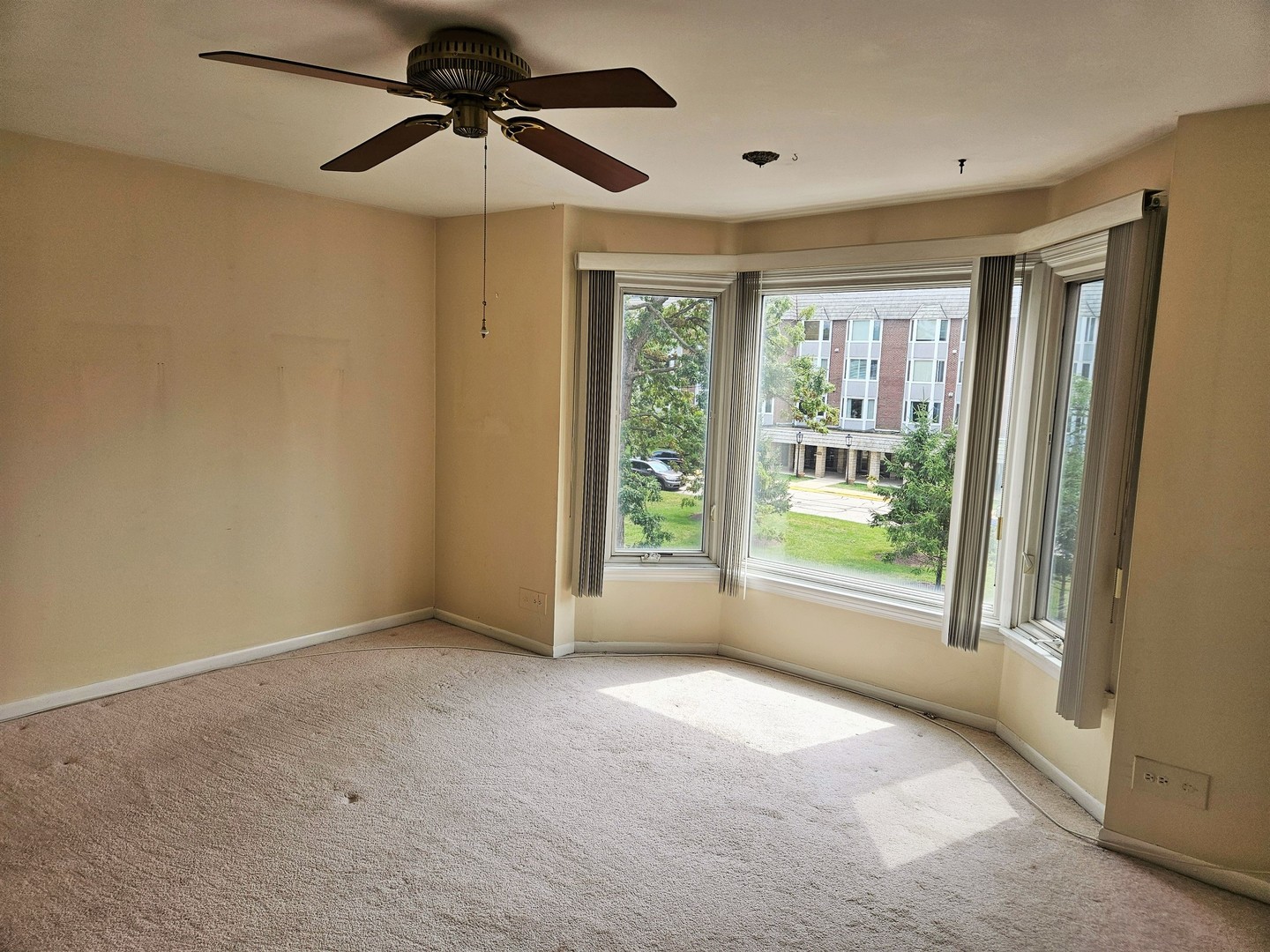 500 Thames Parkway, Unit 2K Park Ridge, IL 60068 - Photo 15 of 18 a view of room with window and ceiling fan