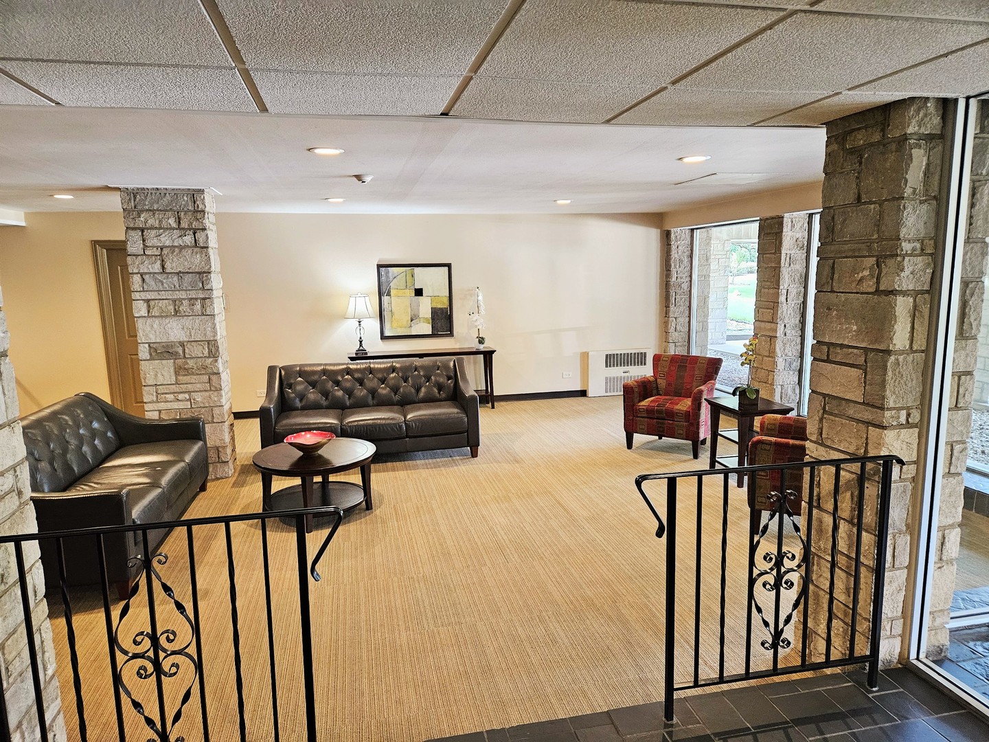 500 Thames Parkway, Unit 2K Park Ridge, IL 60068 - Photo 4 of 18 a living room with furniture and a flat screen tv