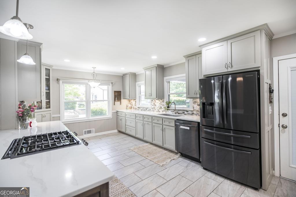 129 South 7th Street Cochran, GA 31014 - Photo 9 of 54 The beautifully remodeled kitchen is a true highlight.