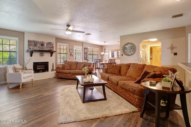 $295,000 | 208 Pontalba Drive, Lafayette, LA 70503