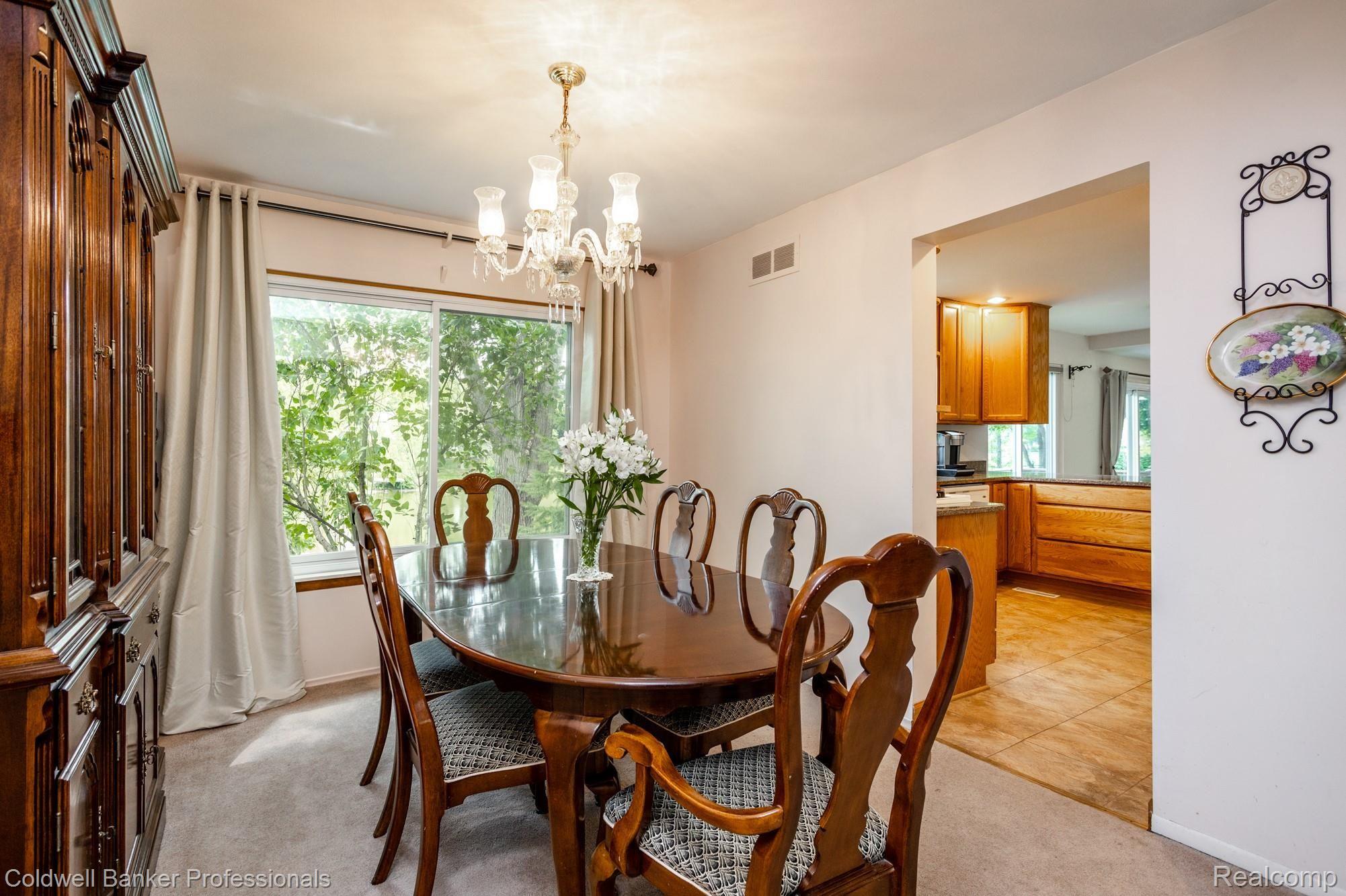 40487 Village Wood Road Novi, MI 48375 - Photo 15 of 46 Dining room