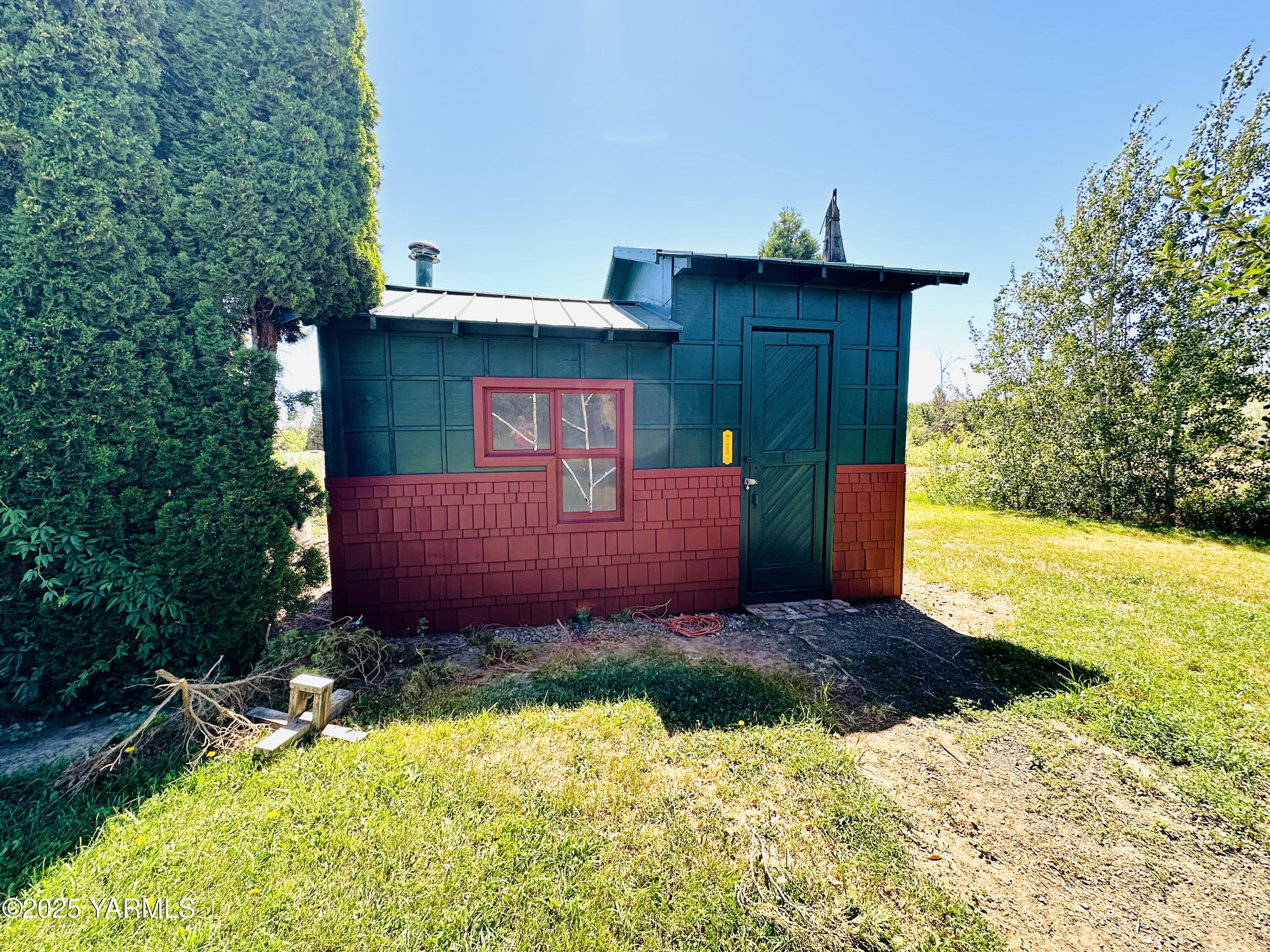 1465 Cook Road Yakima, WA 98908 - Photo 30 of 43 a front view of a house with a yard